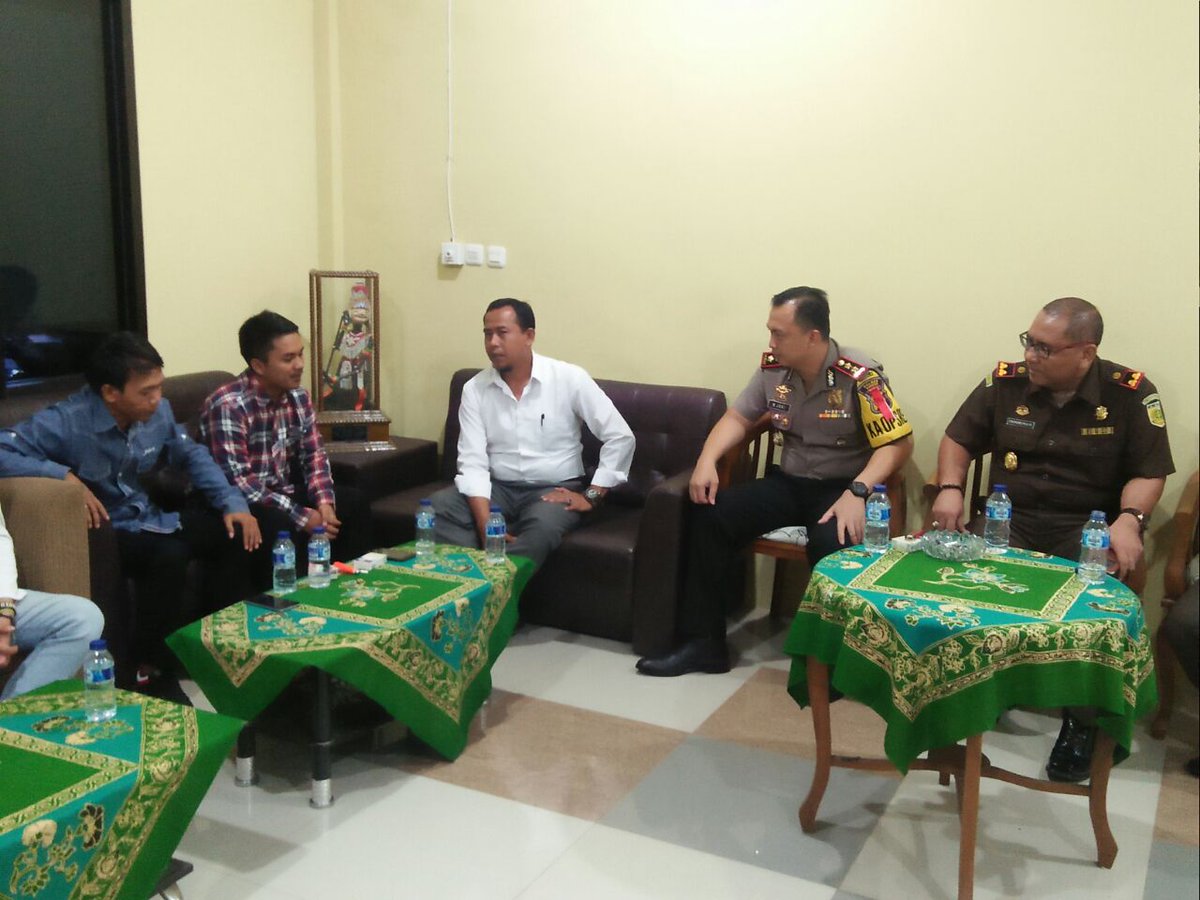 HMI_Subang's tweet photo. Diskusi sama kapolres dan kejaksaan.. https://t.co/3ERUNQsEsL