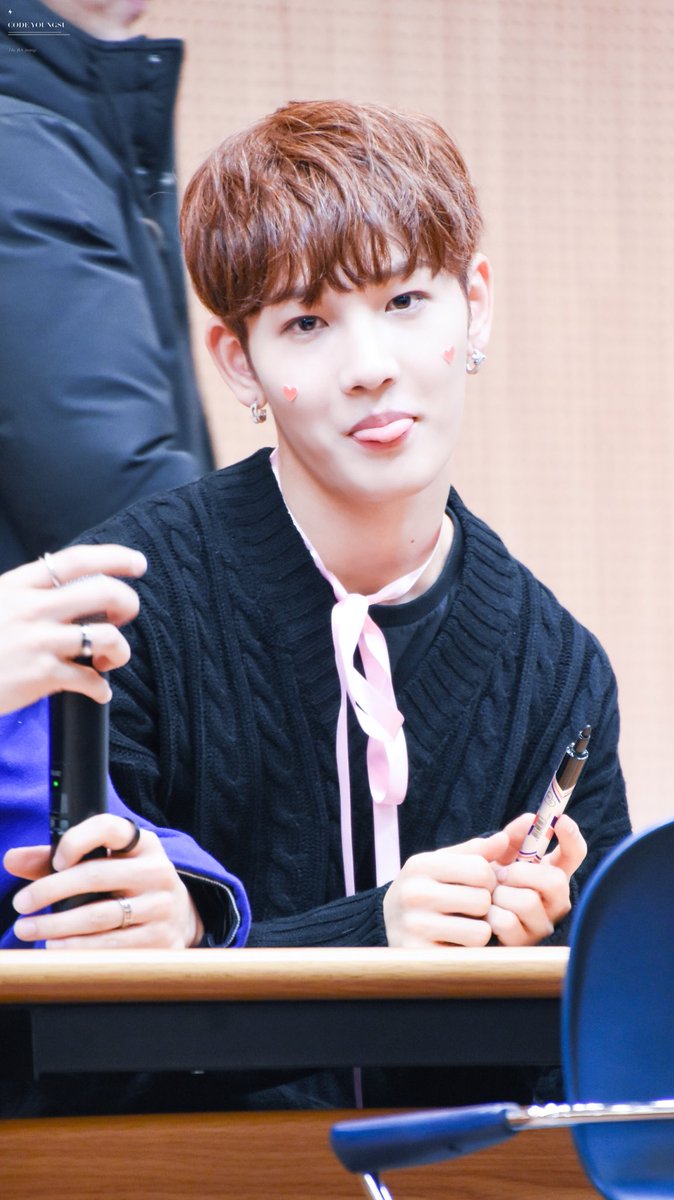 CODE_950414's tweet photo. 180225 영등포 팬싸인회
이계정 발써202일댓대요ㅠㅠㅎㅎ 팔로우해주신분들 항상보러와주신분들 그리고내자랑영수💫 넘넘감사하고 미숙한사진만지만 앞으로도잘부탁합니다💜

#원포유 #비에스 #이영수 #예뻐지지마 #14U #BS #ワンフォーユー #ビエス
@14U_official_ @14U_JP https://t.co/tgf7Z06wh2