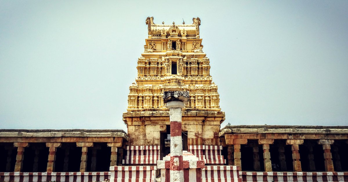 vijeth_sudhir's tweet photo. #walktotemple #ancienttemple #13thcentury #vijaynagarempire Eastern door huge temple complex #templepillars #carvings #indianarchitecture #archeology #subjectofstudy #lesserknown #ruins #historicalplace #kolar district #bengaluru #gateway #randomtravel #travelbackintime https://t.co/RuzJjsJ09S