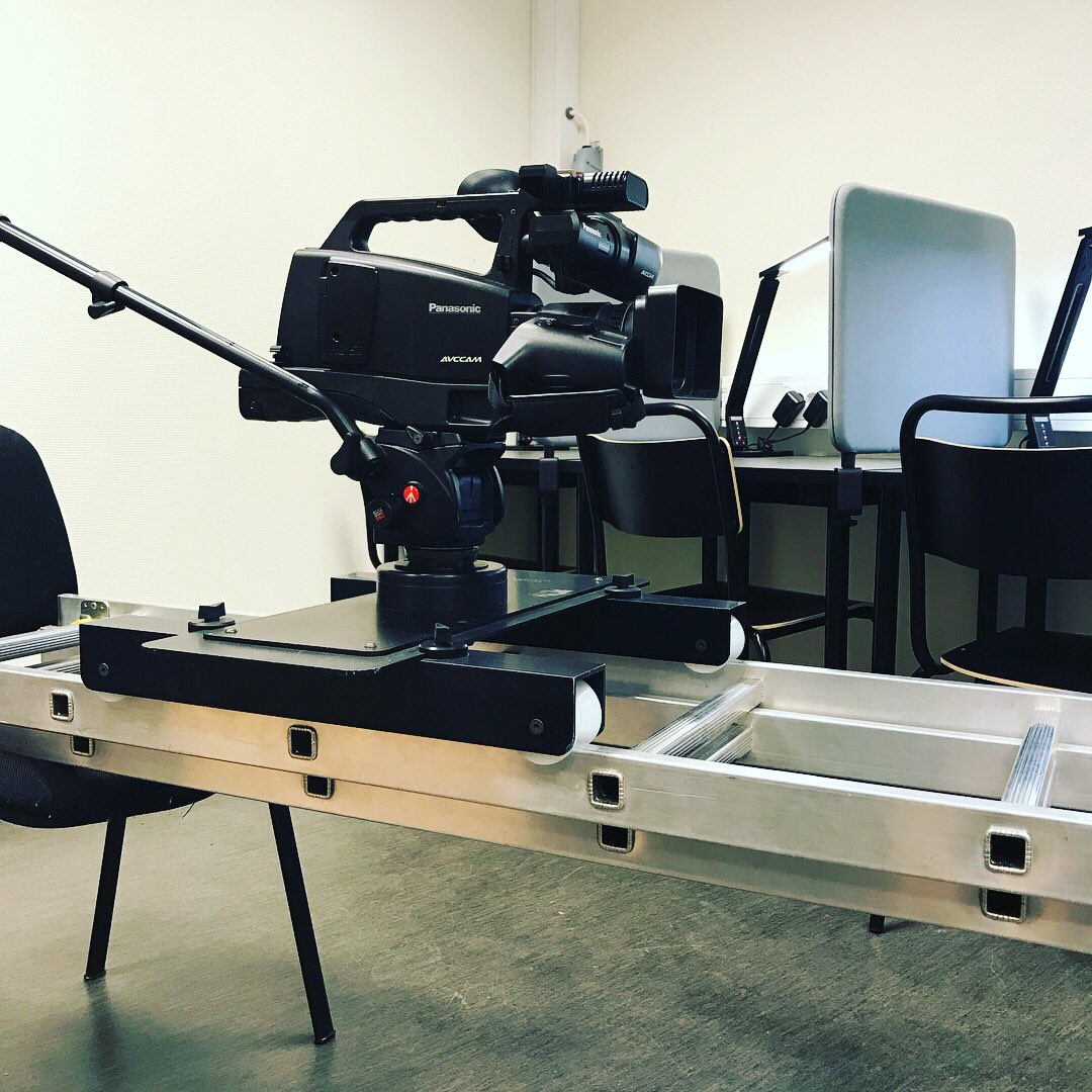 LBSThn's tweet photo. Våra lokaler!

Del 4: Vårt estetiska program Kreativ kommunikation finns i dessa lokaler. Filma, fota, göra radio eller mixprojekt för film och musik skapas här. https://t.co/vwGNzcqGaf