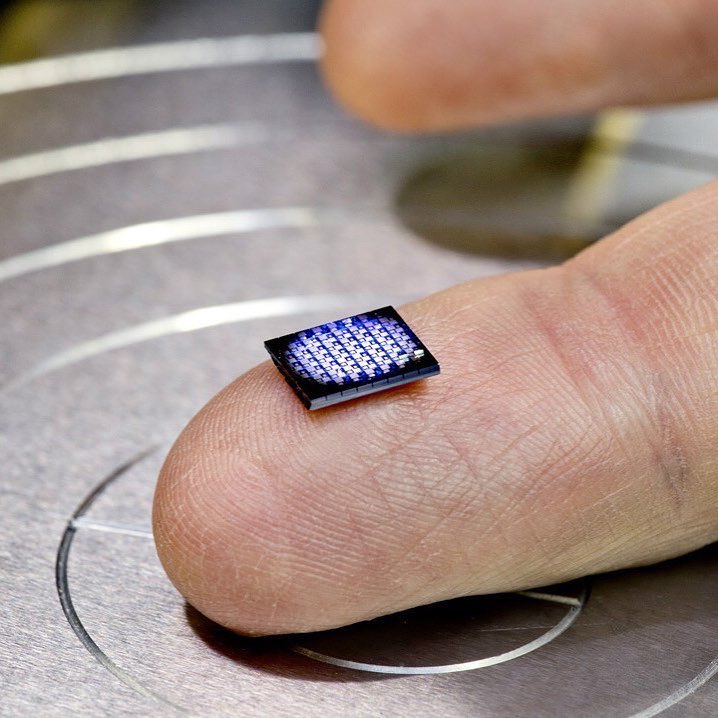 bringitorc's tweet photo. @ibm will unveil what it claims is the world's smallest computer. It's literally smaller than a grain of salt. But don't let the size fool you. This has the computing power of the x86 chip from 1990. https://t.co/V7OIqBsxUT