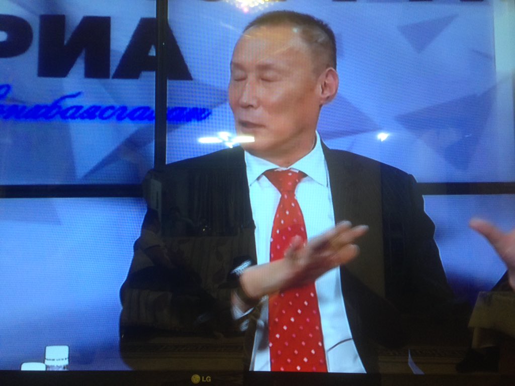 Монгол одоо энэ алиалагчдаа дагаж баясахаа болих хэрэгтэй ш дээ. Өнөөдөр ярьж байгаа Жагаа, өндөрт байгаа Женко бүгд л аж үйлдвэрийн сайд хийж байсан. Тэр үедээ хийхгүй яасан юм. Одоо зүгээр зайл.