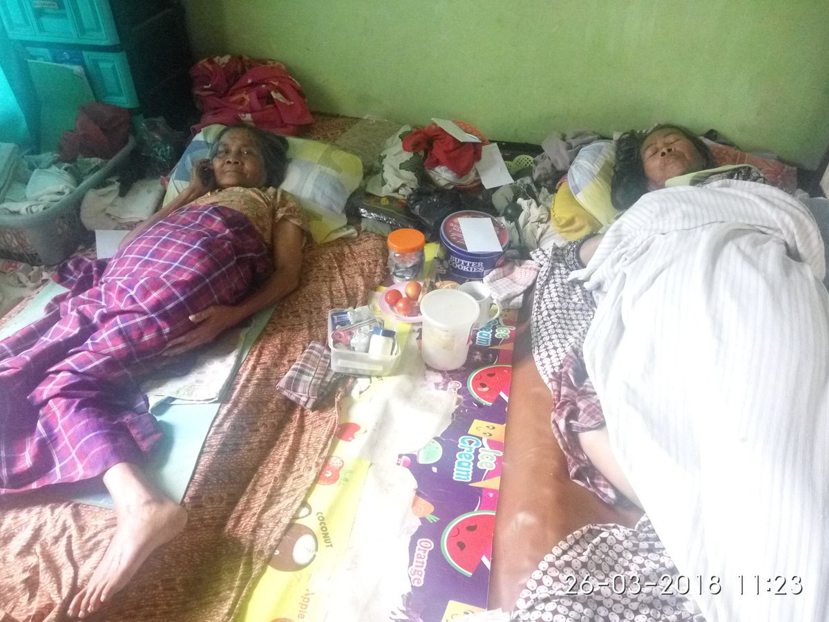 SupyanYeti's tweet photo. Miris, ingin nangis Krn tak kuasa bisa membantu mereka. Ibu dan Anak sakit yg SDH menahun... Tolonglah, mereka punya Hak perawatan dan punya hak utk sehat kembali.
#mengetukhatinurani
#sukabumimenangis
@RenlMarlinawatl
@ridwankamil 
@uuruzhan 
@sukabumiupdate 
@ilovesukabumi https://t.co/khz9lBpZRG