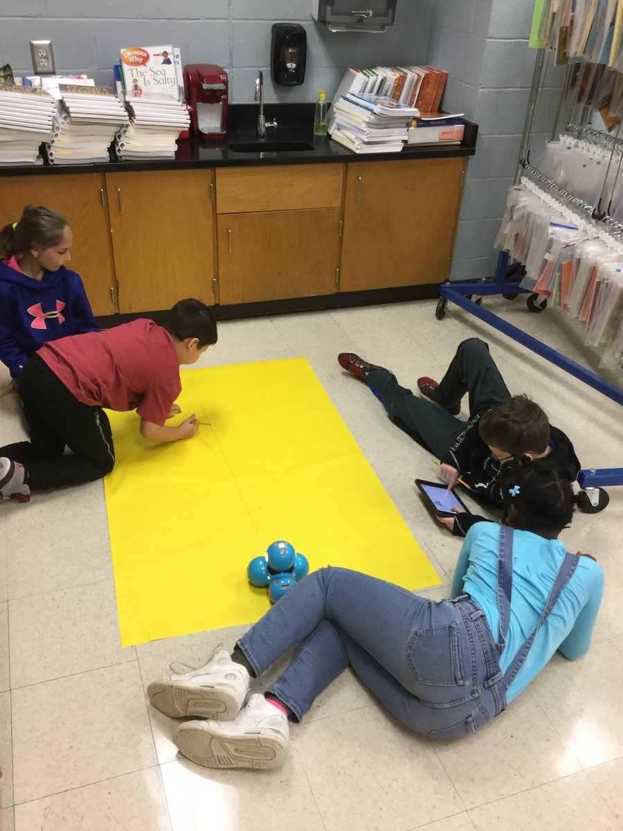 cbcoker714's tweet image. 3rd grade students are making Fraction Streets with Dash! @WonderWorkshop  @104getssaavy #SRIExplores