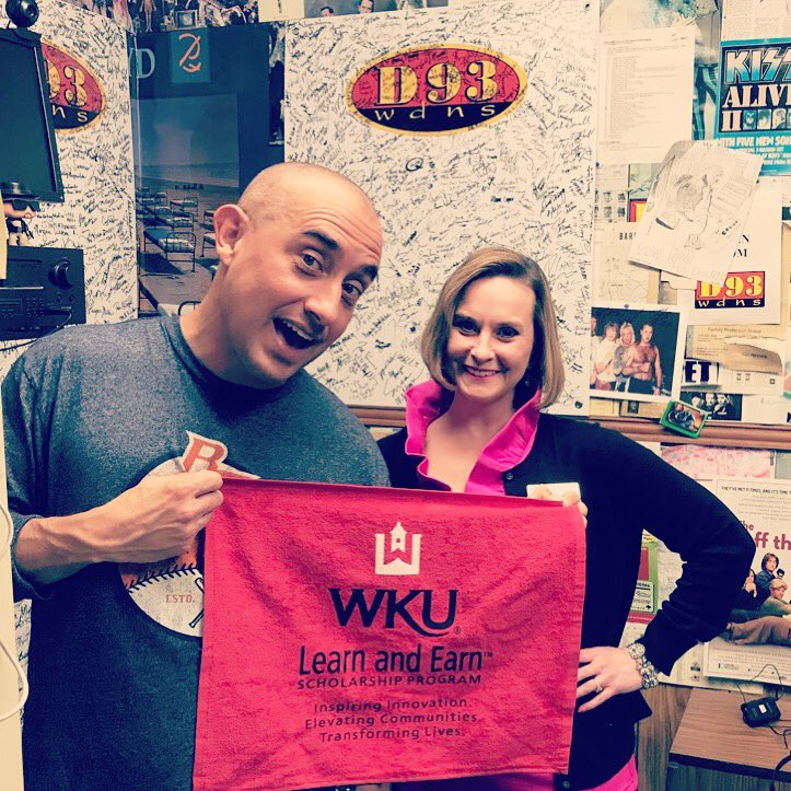commcoders's tweet photo. Tony liked his towel. #wkulearnandearn #bigredbreakfast #tonyrose https://t.co/N316rDayh1