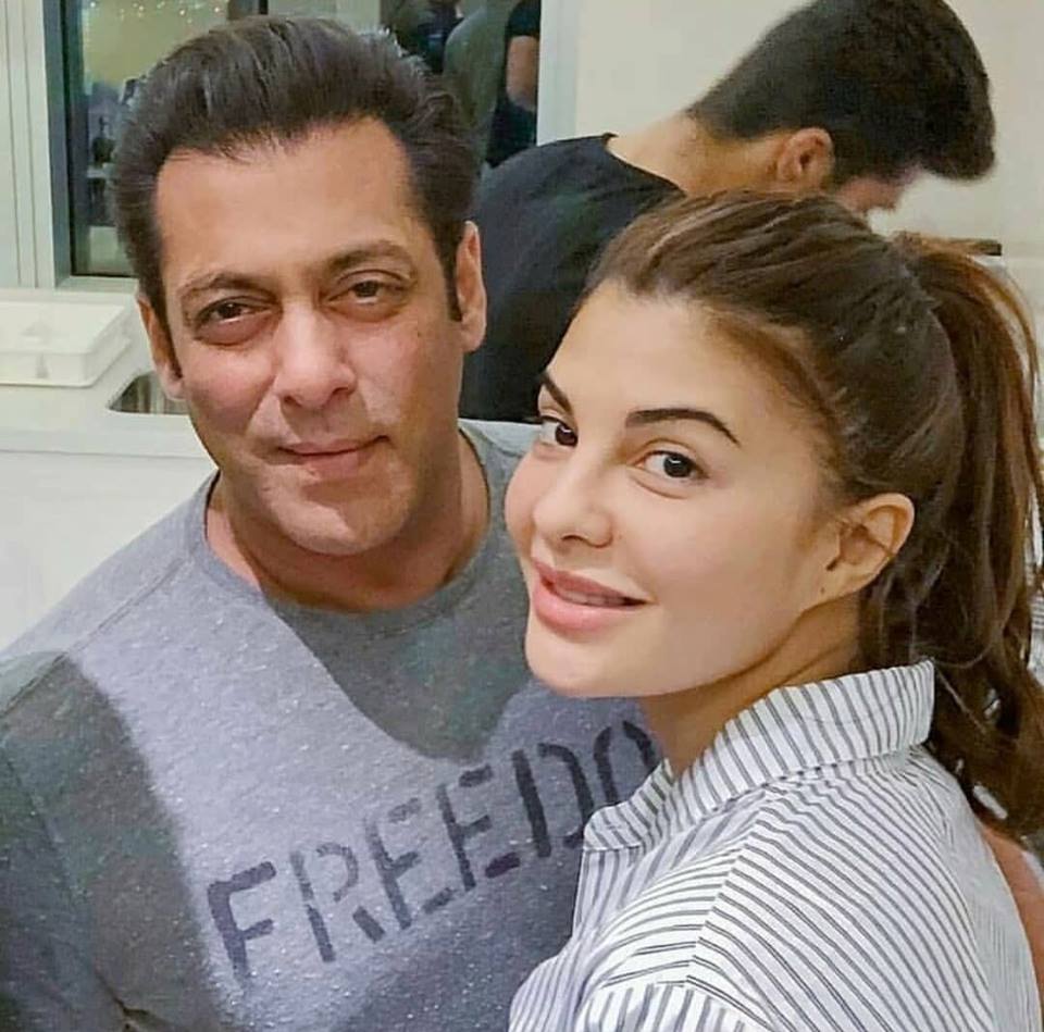 vdesilive's tweet photo. Jacqueline Fernandez take a selfie with her #Race3 co-star Salman Khan
#vDesi #vDesiMedia #vDesiLive #vDesiRadio https://t.co/2gAhmfhnhN