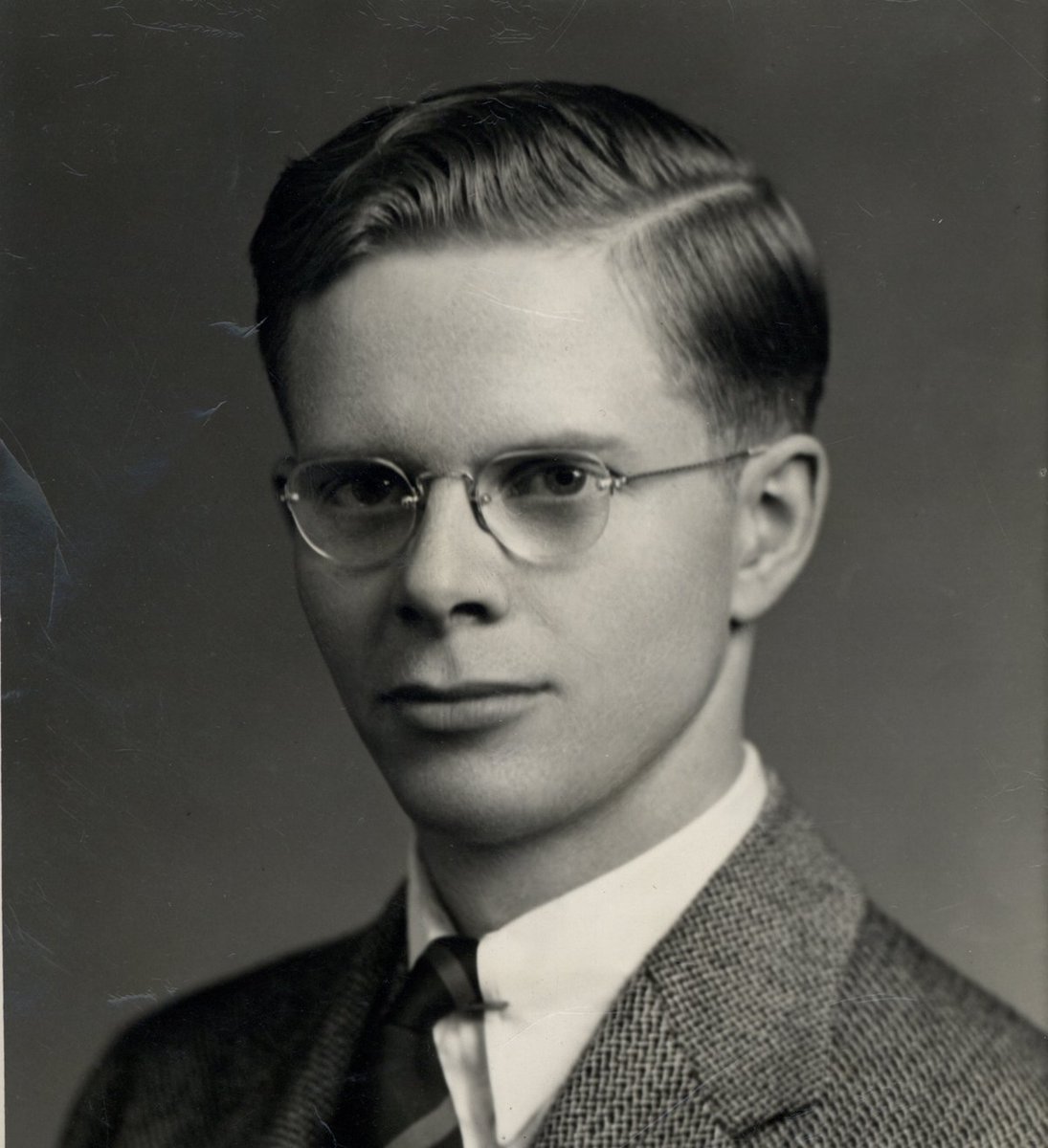 3 years earlier, Dr. Clarence Dennis, one of Lillehei’s colleagues at  @UMNews, made the first attempts to use a heart-lung bypass machine for heart surgery. Two patients were operated on within a month’s time, but both died in the OR, and his efforts stalled.