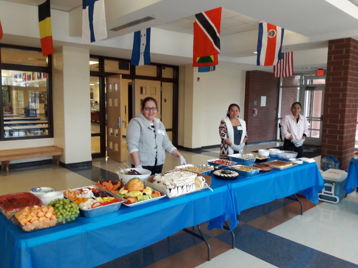 Moms ready to serve authentic ethnic food to our wonderful teachers and staff@LFLions <a href="/LakeForestPTA/">Lake Forest PTA 💙🦁</a> <a href="/TBarton42/">Taylor Barton, Ed.D.</a>