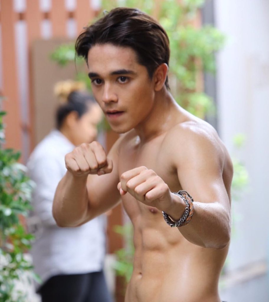 winthvbear's tweet photo. ต่อไปนี้จันทร์อังคารพุธพฤหัสคิวไม่ว่างเเล้วค่ะ ต้องเสพผู้ชายยยยย 55555555555555555 55555555555555555555555555555555 #คมแฝก #บุพเพสันนิวาส https://t.co/pe7PjPgJox