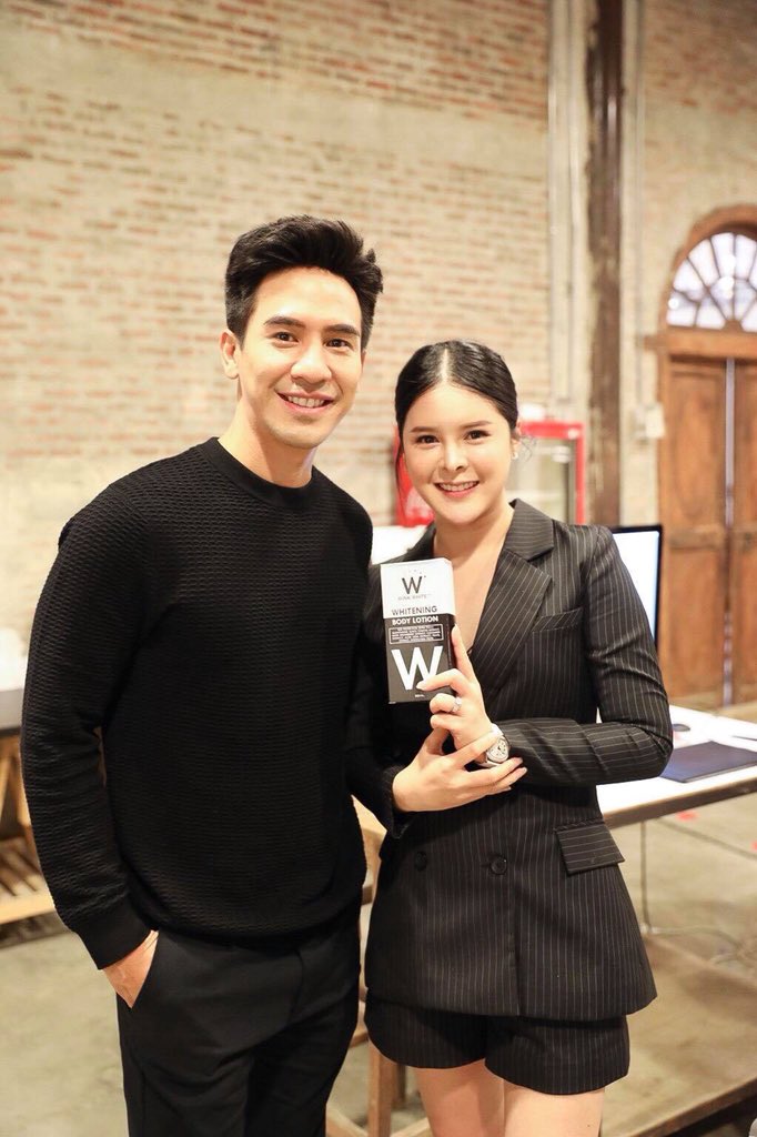 KVNmxi3v3swBx5g's tweet photo. พี่หมื่นก็มานะออเจ้า วันที่ 1 เมษายนนี้ตัวแทนจะได้สิทธิ์ใกล้ชิดพี่หมื่น😲😲
#winkwhite #winkwhitebella #VIP0 #ทีมยะหยา#ทีมองค์หญิง#ทีมเจ้ก้อยรวยสวยปัง
#โป๊ปธนวรรธน์ #พี่โป๊ปห้างแตก #เบลล่าราณี #popezaap #bellacampen #punjanprama #บุพเพสันนิวาส #buppesannivas #แม่การะเกด #พี่หมื่น https://t.co/uZ6phC93Bg