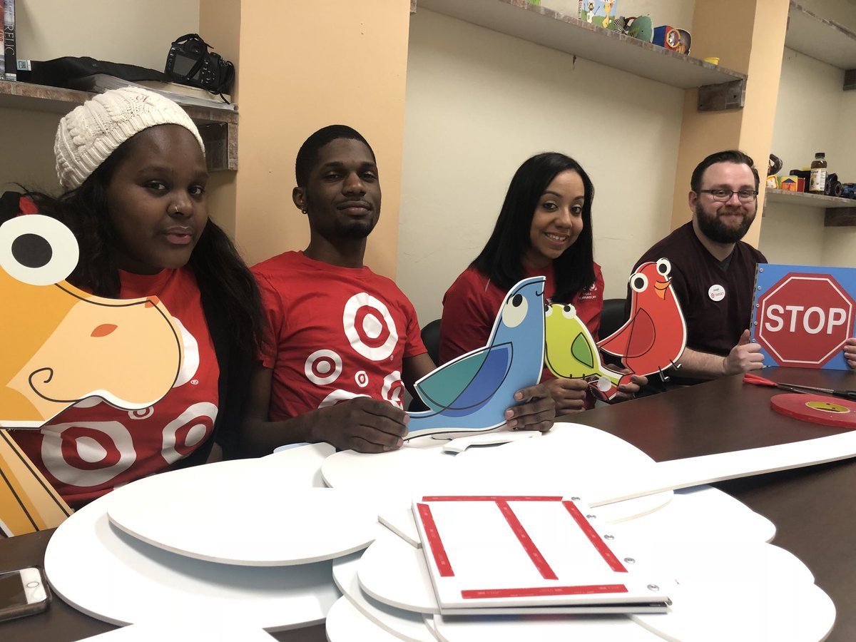 VanessaMolina_1's tweet photo. Always a great time setting up Learning Hubs! #Regogivesback @KellyMcGarrity @PaulinaFromHR @DanicaJames8 @VonSchmied https://t.co/2bG5JScoJW