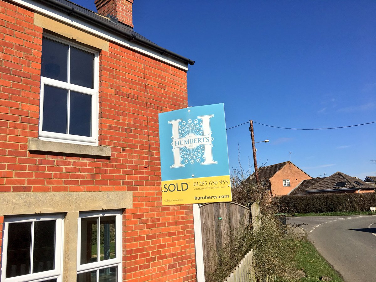 Humberts_Ciren's tweet photo. Meeting buyers of their freshly exchanged new home today in this lovely weather ☀️🏡 #sold #Humberts #blueskies #wiltshireproperty #home #springisfinallyonitsway @humberts1842 https://t.co/98leqJtJh7
