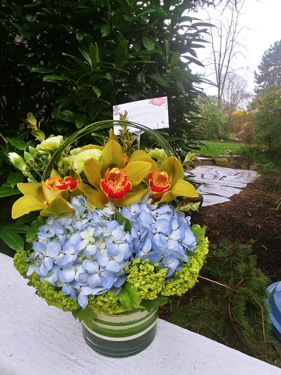 Its #raincouver again. Theres a way to add brightness by finding #vancouverflorist @Aria_Florist