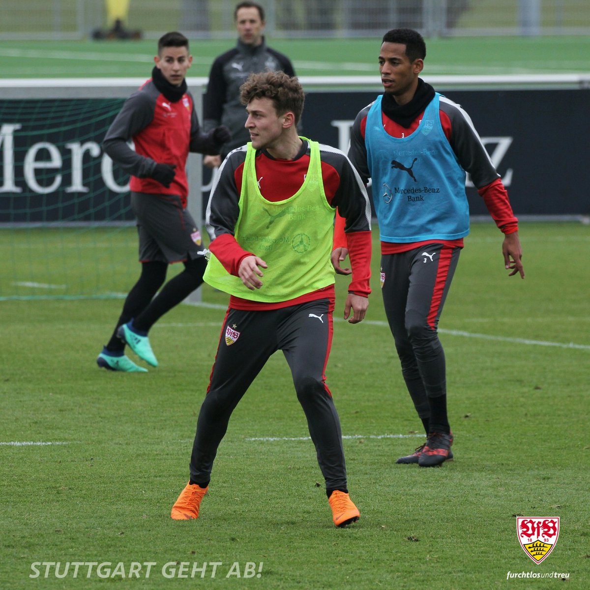 VfB's tweet photo. Von @jungundwild heute beim Training dabei: David #Grözinger und Azad #Toptik. #VfB https://t.co/v62HhkpElS