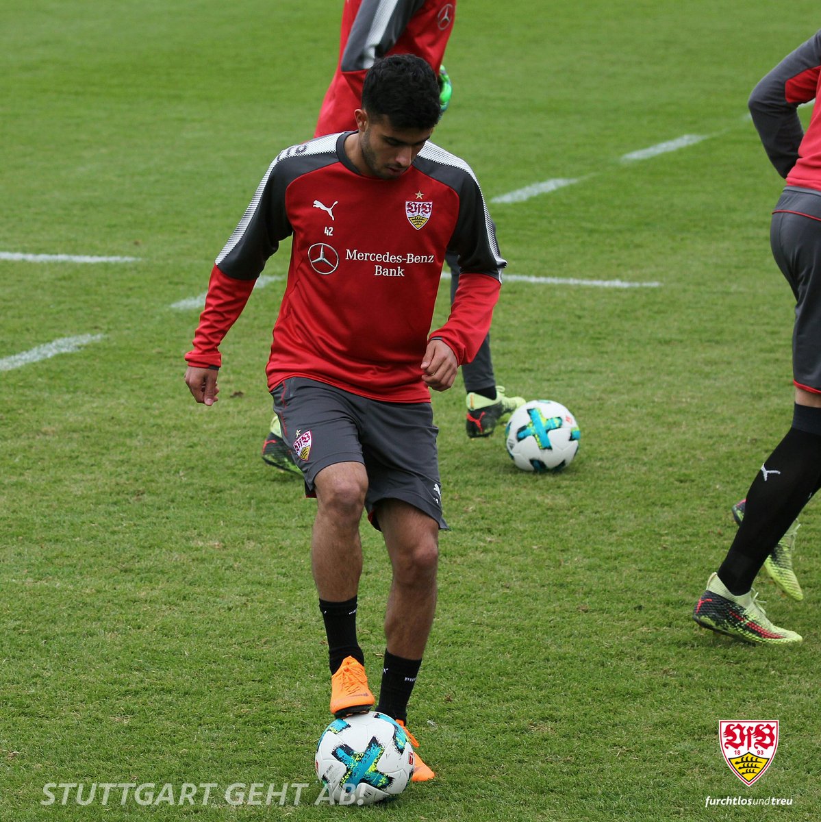 VfB's tweet photo. Von @jungundwild heute beim Training dabei: David #Grözinger und Azad #Toptik. #VfB https://t.co/v62HhkpElS