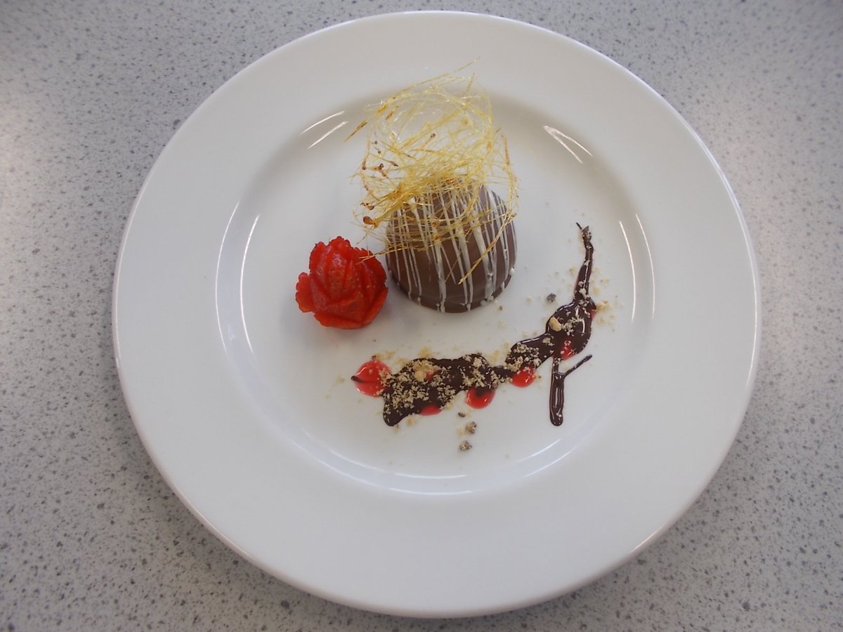 UckColl_Tech's tweet photo. Year 12 Teacake challenge in Food Tech today. 
Using an identical set of ingredients the students were set the challenge of producing the most appealing plated up teacke using a range of garnish techniques in under 50 minutes.
Which is your favourite? #Tunnocks https://t.co/kOOlceo2b6