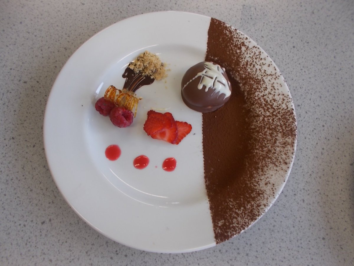 UckColl_Tech's tweet photo. Year 12 Teacake challenge in Food Tech today. 
Using an identical set of ingredients the students were set the challenge of producing the most appealing plated up teacke using a range of garnish techniques in under 50 minutes.
Which is your favourite? #Tunnocks https://t.co/kOOlceo2b6