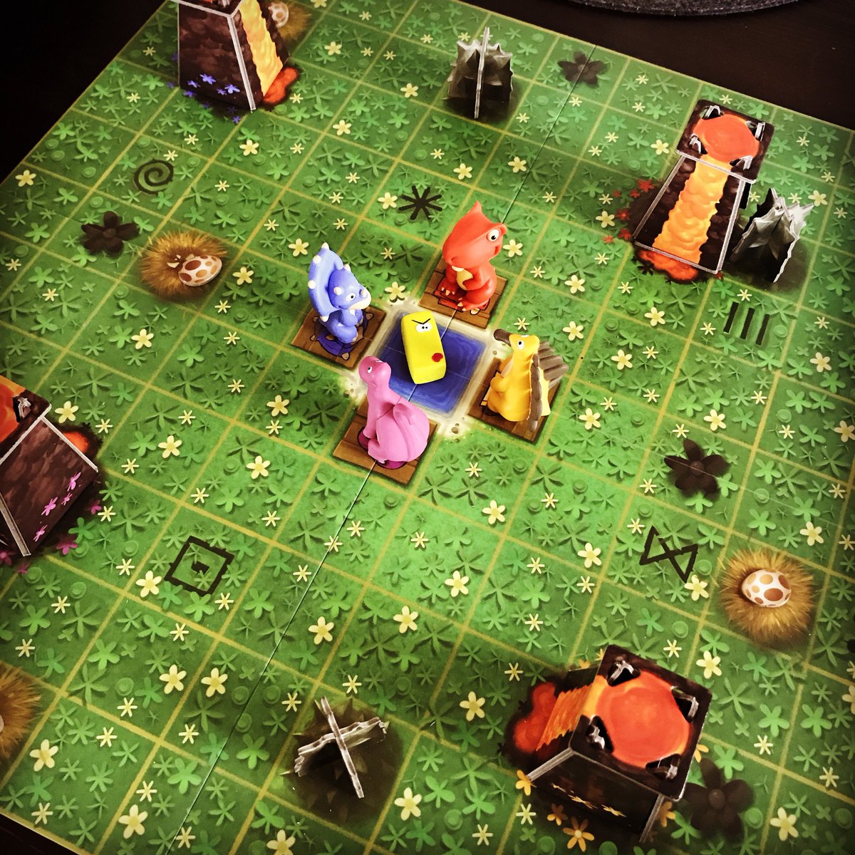 Spielfritte's tweet photo. Für die kleine Dinorasselbande heisst es: SOS Dino. Wir spielen das kooperative Kinderspiel aus dem Hause #lokigames was auch in Deutschland unter #huttertrade vermarktet wird. https://t.co/8jSp5pfiqi