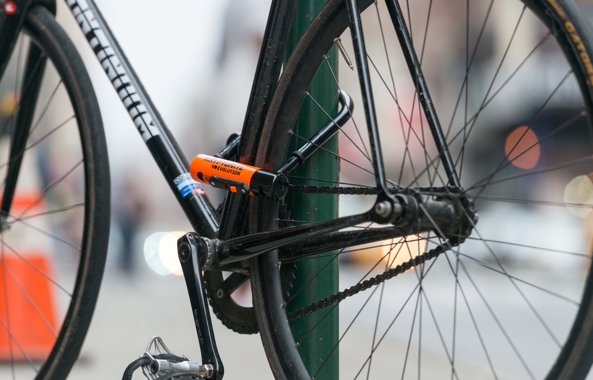 Proper Lock up tip: POSITION YOUR LOCK off the ground with the keyhole facing down. P: @tak_nyc #properlockup