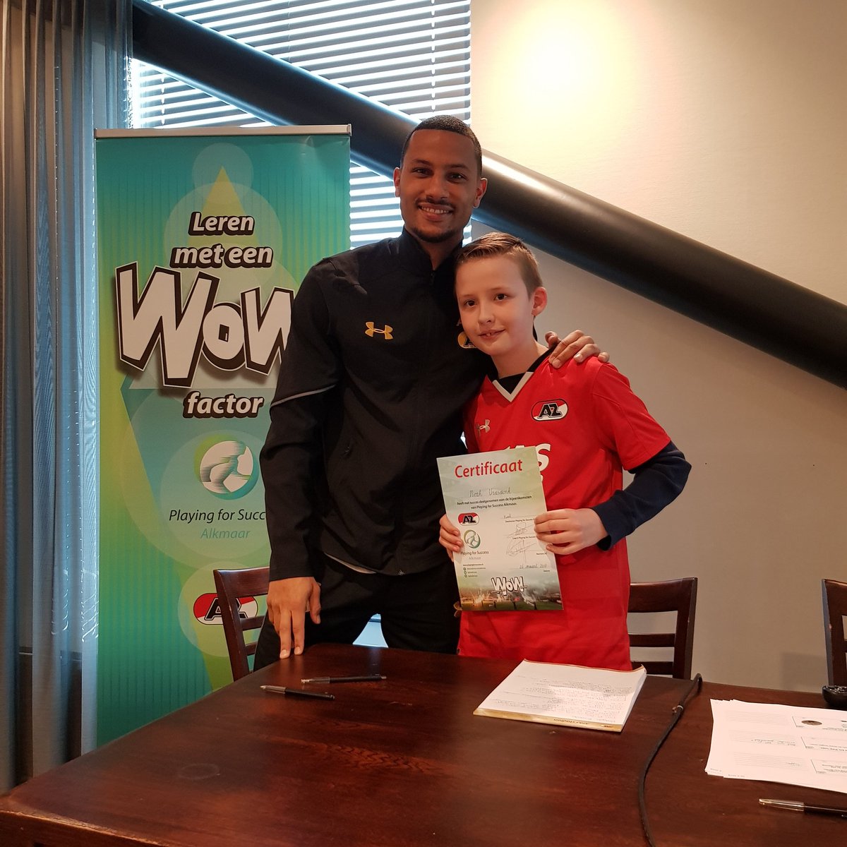 PfSAlkmaar's tweet photo. Wow! @AZAlkmaar speler Ricardo van Rhijn reikt de certificaten uit! #certificaat #gefeliciteerd #lerenmeteenwowfactor #pfsalkmaar #azalkmaar https://t.co/wy8SeLGAt1