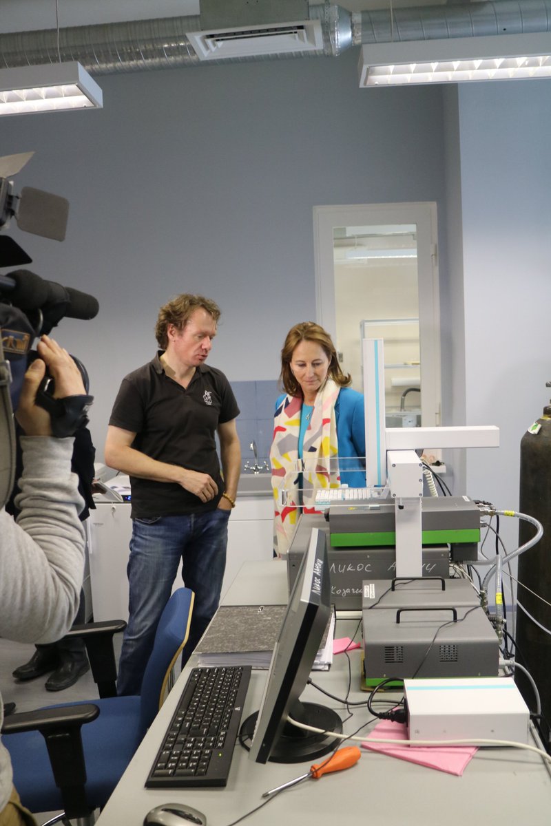 France_SPb's tweet photo. A  l’Institut de Recherche Arctique et Antarctique, visite des laboratoires par  @RoyalSegolene et échanges fournis sur la coopération franco-russe  depuis 25 ans à la station scientifique australe Vostok https://t.co/QtQs8wK2gH