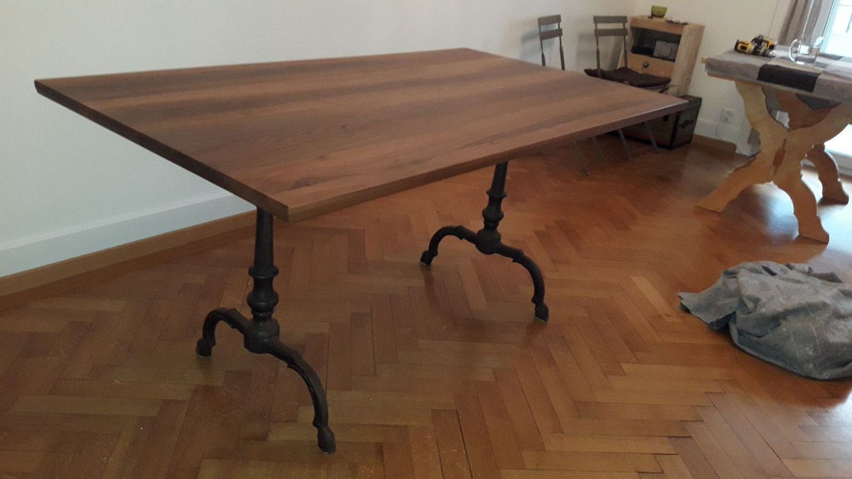 Schöner Tisch mit Nussbaumplatte. :)