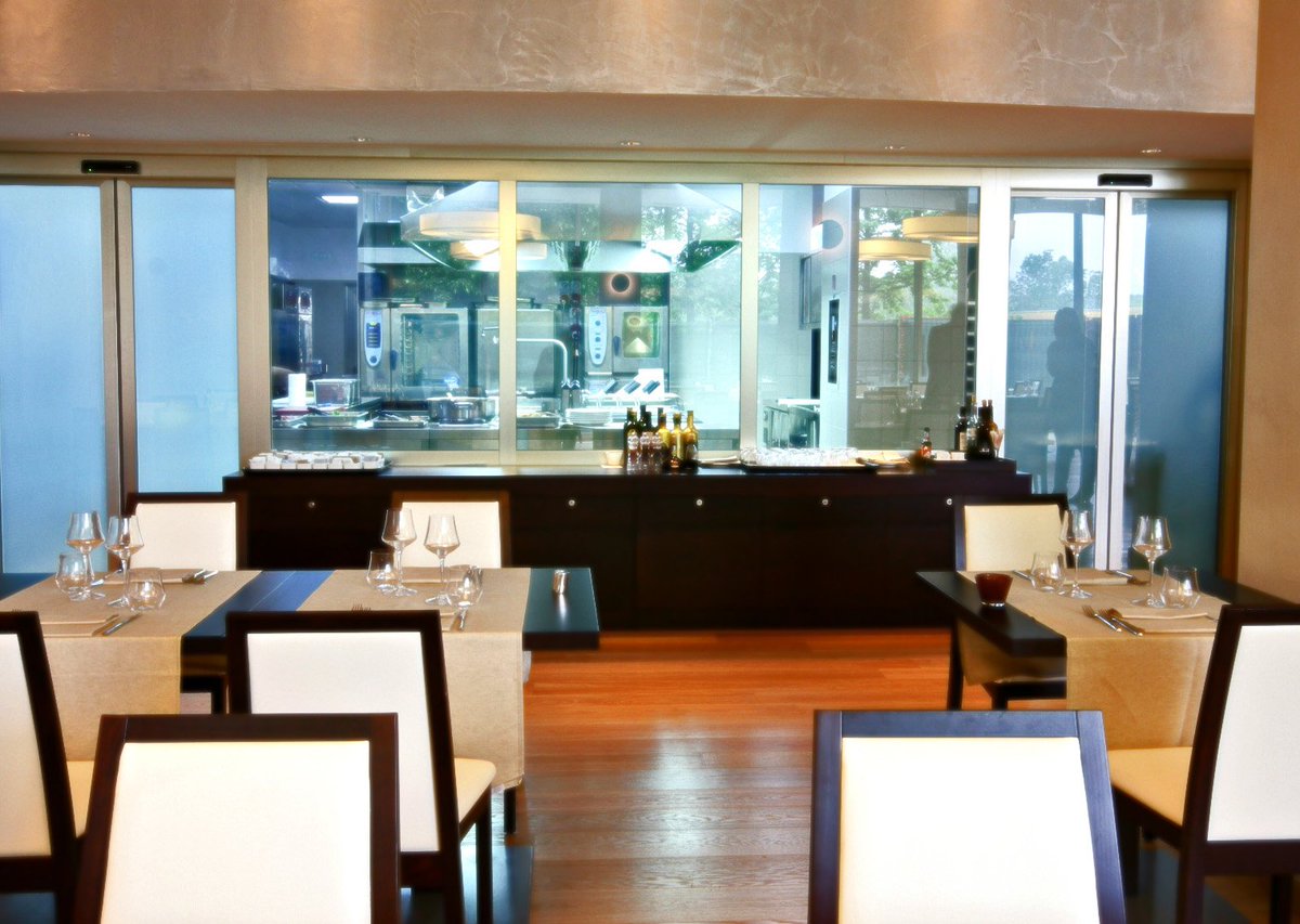 TheHubHotel's tweet photo. Dalla nostra cucina a vista le ricette della tradizione milanese e lombarda. Riusciremo a conquistare tutti i nostri ospiti? From the open kitchen you can see our brigade making the recipes inspired to local cuisine,we are sure you will love them! #thehubhotel  #mirrorrestaurant https://t.co/tO9x8itrXt