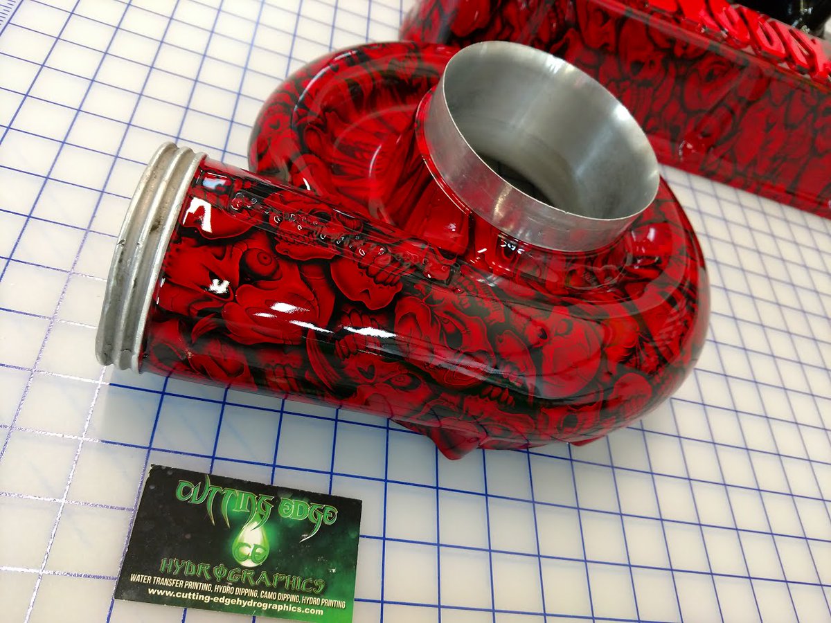 SBF intake in gold true weave  carbon fiber. Valve covers, fuelrails and ProCharger cover red in  Insanity Skulls.  #fordracing #sbf #ponywars #nmra #draglife #mexico #nmca #ihra #nhra #fordstrokers #1320 #edelbrock #brodix #wilsonintakes #procharger #cuttingedgehydrographics