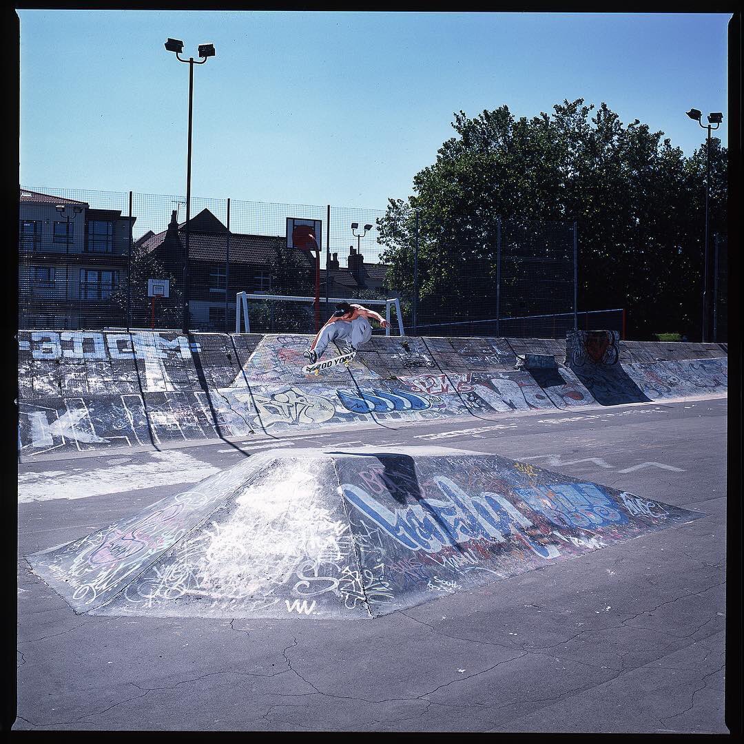 Sidewalkmag's tweet photo. Back during the early 2000s #DaveSnaddon #kickflips at #TheDeaner 📸 #LeoSharp @ShinerDist #ukskateboarding https://t.co/WZS38U2enT