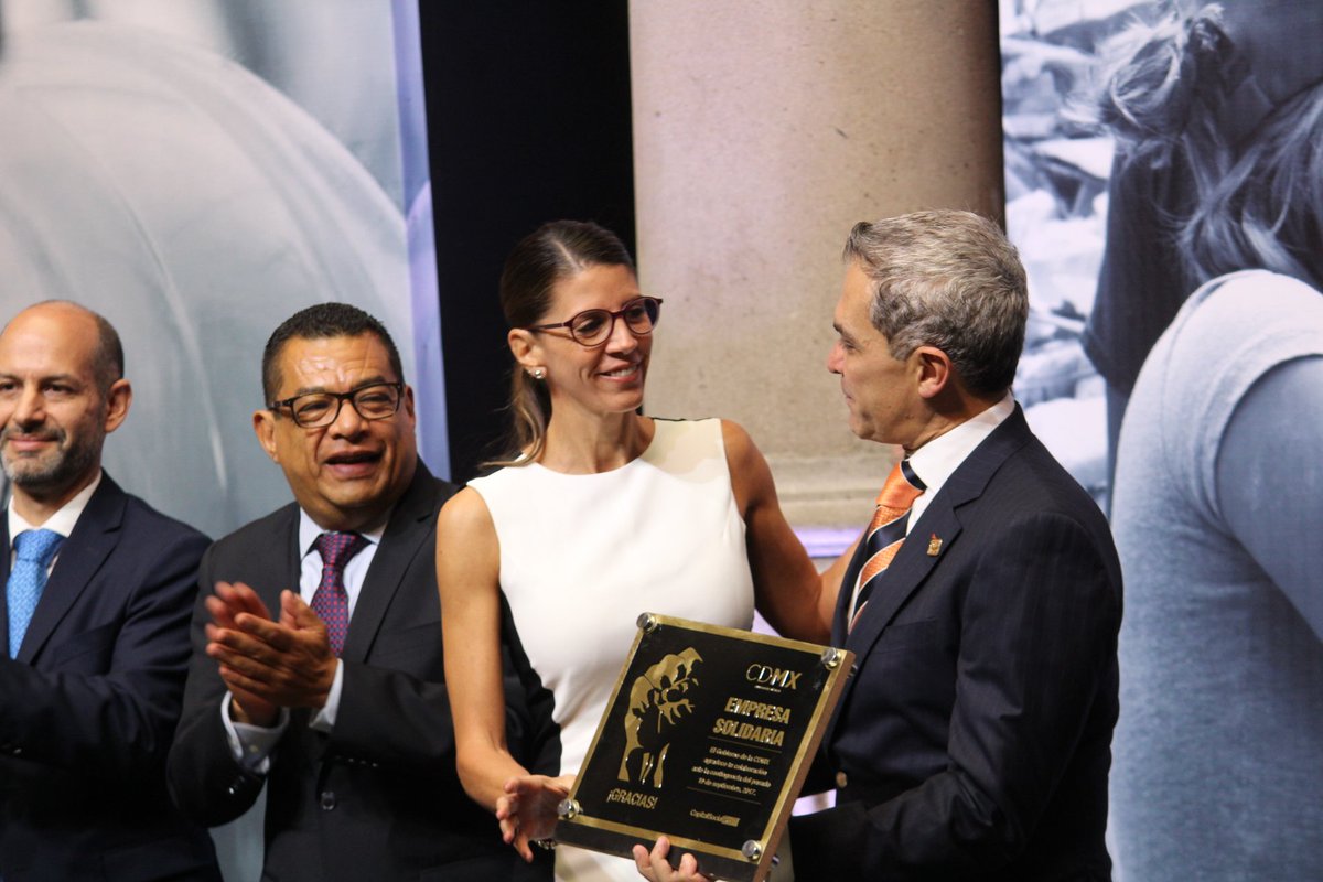 MetropolisCDMX's tweet image. El @GobCDMX agradece y reconoce el apoyo que brindaron las empresas y negocios solidarios el pasado #19S; abriendo sus espacios para instalar centros de acopio, donando tiempo y equipo de trabajo e impulsando las labores de rescate y reconstrucción de la #CDMX.