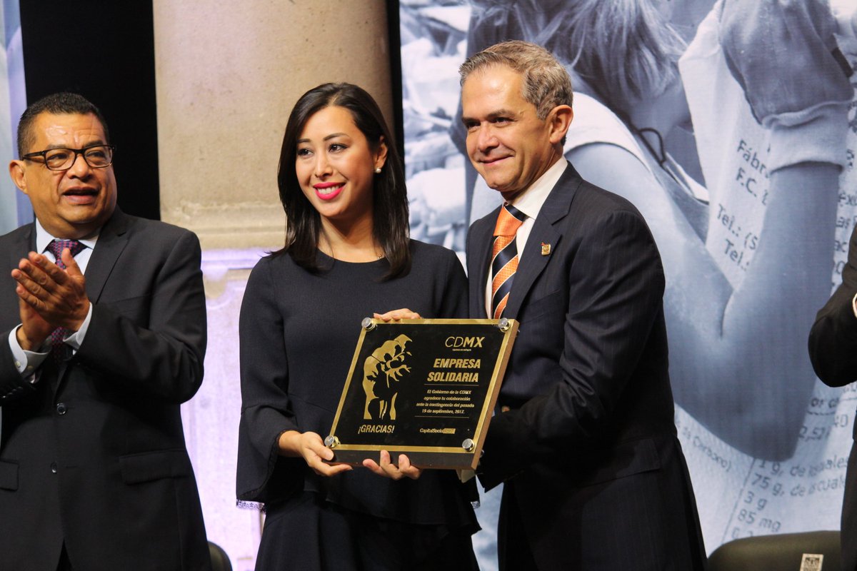 MetropolisCDMX's tweet image. El @GobCDMX agradece y reconoce el apoyo que brindaron las empresas y negocios solidarios el pasado #19S; abriendo sus espacios para instalar centros de acopio, donando tiempo y equipo de trabajo e impulsando las labores de rescate y reconstrucción de la #CDMX.