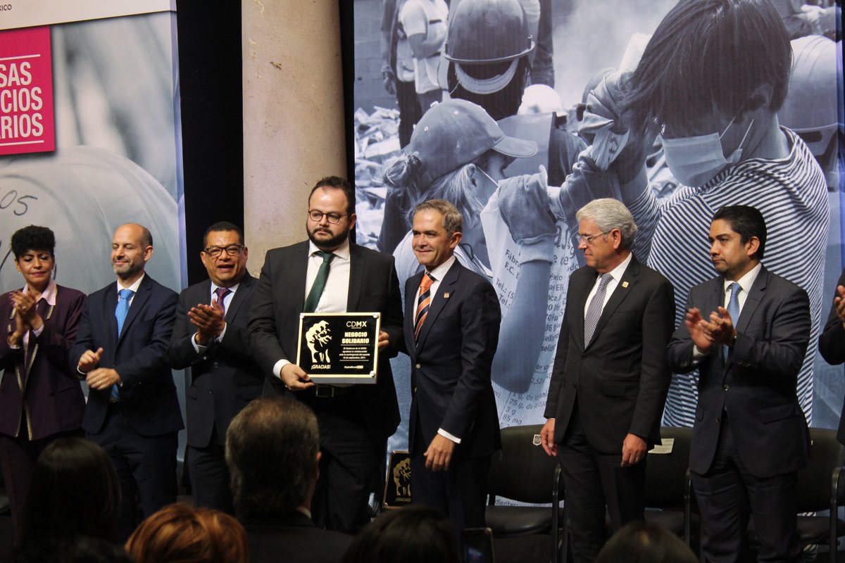 MetropolisCDMX's tweet image. El @GobCDMX agradece y reconoce el apoyo que brindaron las empresas y negocios solidarios el pasado #19S; abriendo sus espacios para instalar centros de acopio, donando tiempo y equipo de trabajo e impulsando las labores de rescate y reconstrucción de la #CDMX.