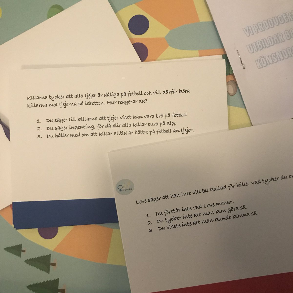Jossanna's tweet photo. Fick hem ett spel idag från #lekalika. Ett material jag definitivt kommer att använda mig av med #2brun när vi diskuterar normer, värden och jämställdhet. #ungföretagare #runbacka https://t.co/dmrvP7ZZ6J