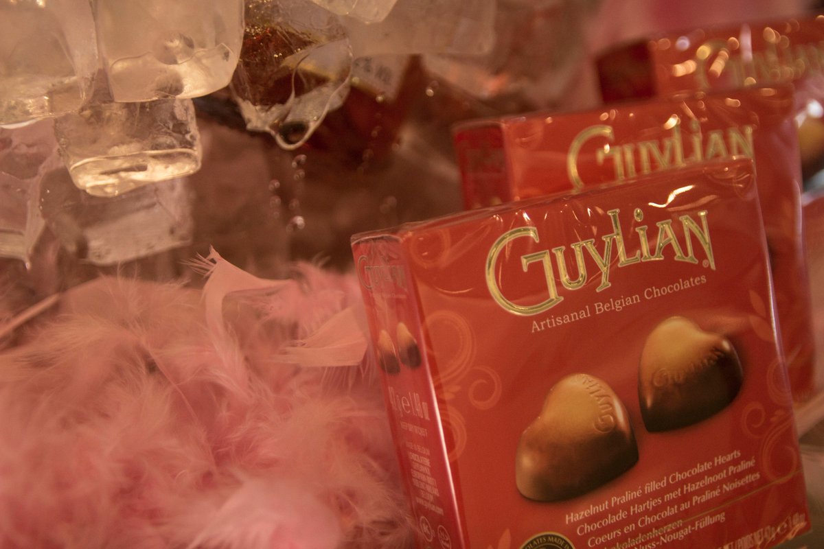 NorwichTheatre's tweet photo. 💅 It's one Elle of a show! Legally Blonde the Musical starts tonight & there's a special Pink Bar! We've got Adnams Rosé Fizz & Guylian Chocolate Hearts. Clink clink! 🍾 https://t.co/DURE2fHMhe
