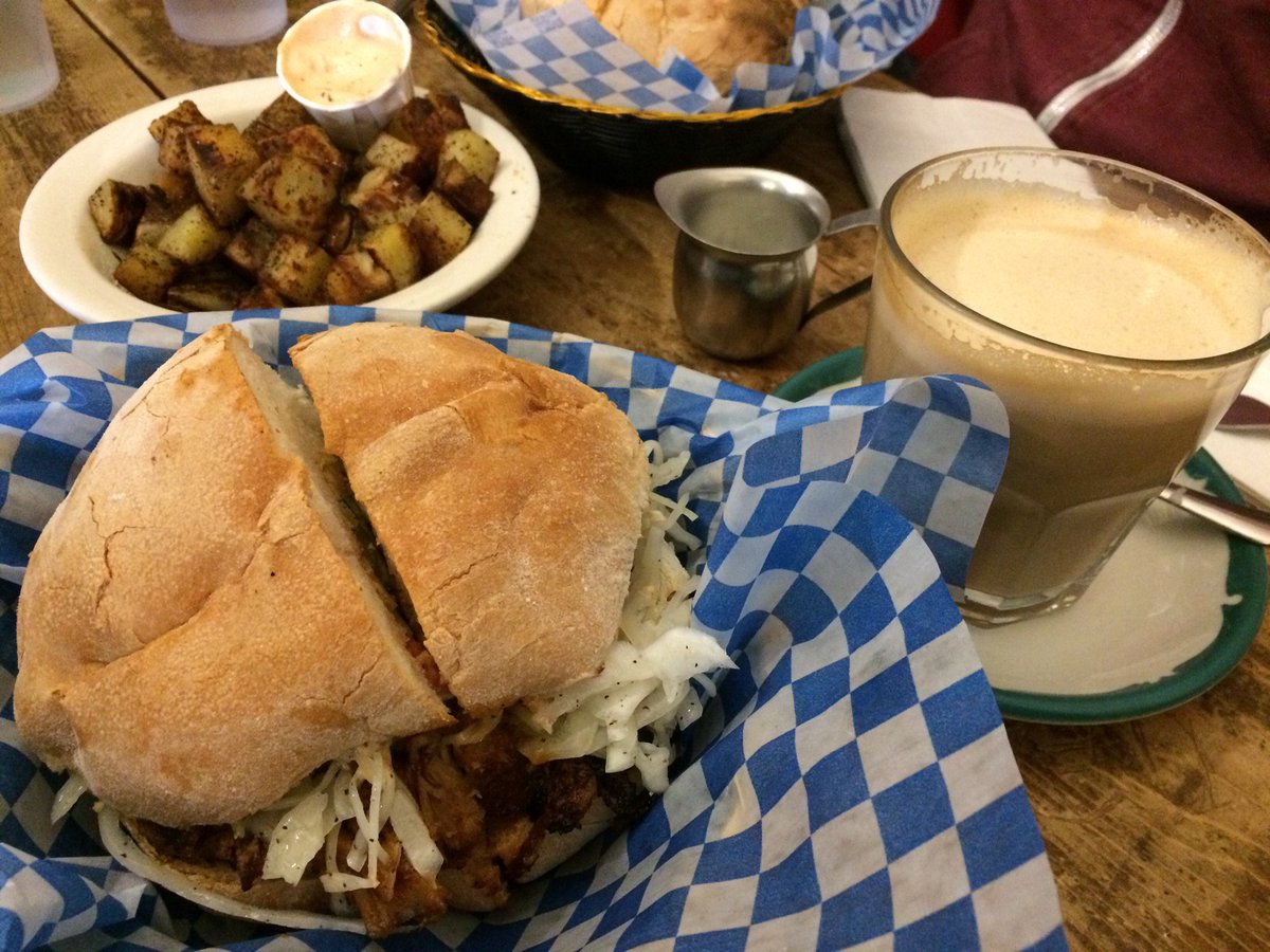 makicali's tweet image. Still da best pulled pork in town w @pibe33 (@ Depanneur Le Pickup - @dlpu in Montréal, QC) swarmapp.com/c/1h9t784tekF