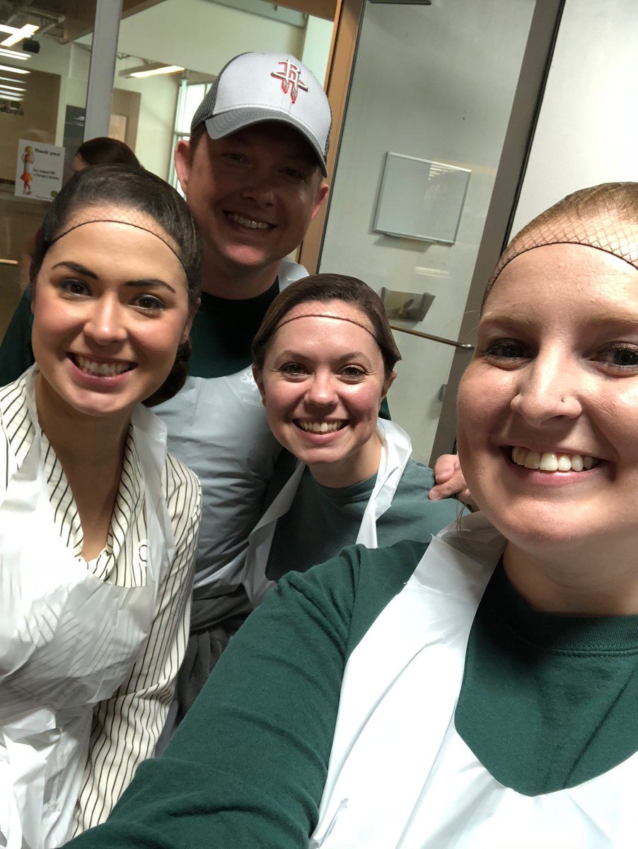 IRWAYP_CH8's tweet photo. Another successful #volunteerevent @HoustonFoodBank with our Chapter YPs #helpie #youngprofessionals #houstonfoodbank @IRWAYP_Region2 @IRWAYP @IRWA_Network https://t.co/qurwOkwdjw