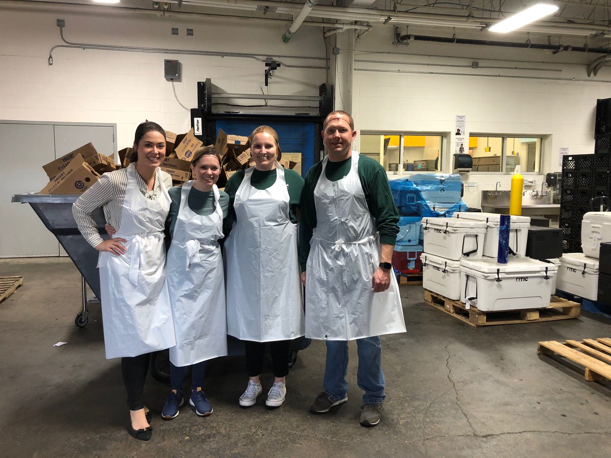 IRWAYP_CH8's tweet photo. Another successful #volunteerevent @HoustonFoodBank with our Chapter YPs #helpie #youngprofessionals #houstonfoodbank @IRWAYP_Region2 @IRWAYP @IRWA_Network https://t.co/qurwOkwdjw