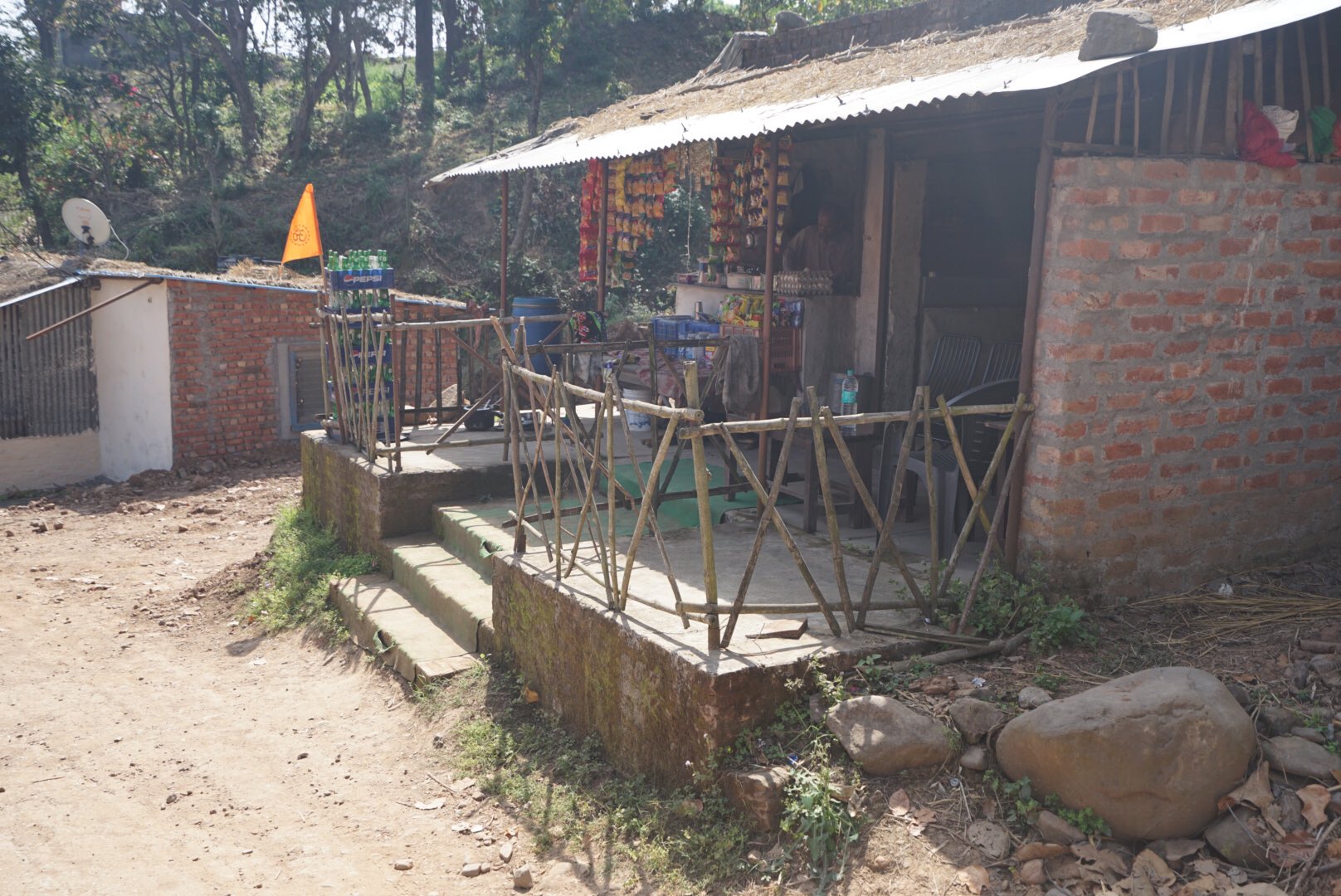 アジアハンター小林 日本のインド ネパール料理店 阿佐ヶ谷書院より2月24日刊行 ウッタラカンド州デーラードゥーンからヒマーチャル プラデシュ州シムラーに向かう途中の掘立小屋のようなダバでダール ロティ サブジにダヒーとピャージ 生玉ねぎ 塩