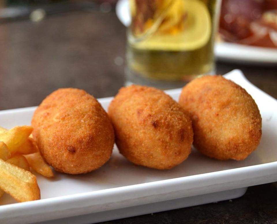IndaloChueca's tweet photo. ¡Nadie! ¡Nadie podrá separarnos de nuestras croquetas! Porque están tan sabrosas que saben como cuando estamos en casa de  mamá 👏 ¡Toooma tapa! 👏 #IndaloTapasChueca https://t.co/VdnsnkINj7