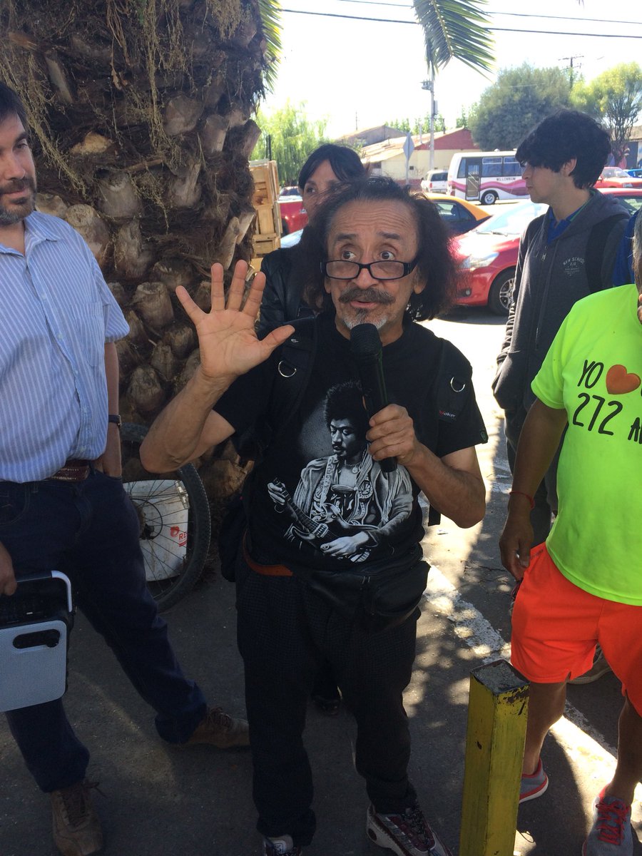 carlosariasmora's tweet photo. Algunos locatarios de la Felicur manifestaron su discrepancia al diputado, Florcita Mutuda, esto ante su postura de entregarle una salida al mar a Bolivia #Curico https://t.co/Qmuxd7zDem