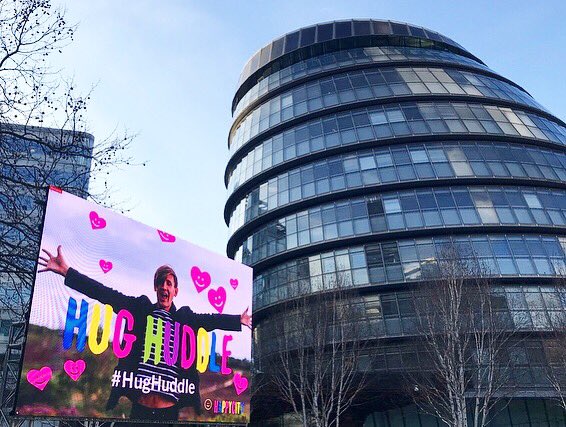 Look out for the lovely ‘huggers’ in pink t-shirts spreading love around #PottersFieldsPark right now 👚💞👚💞👚