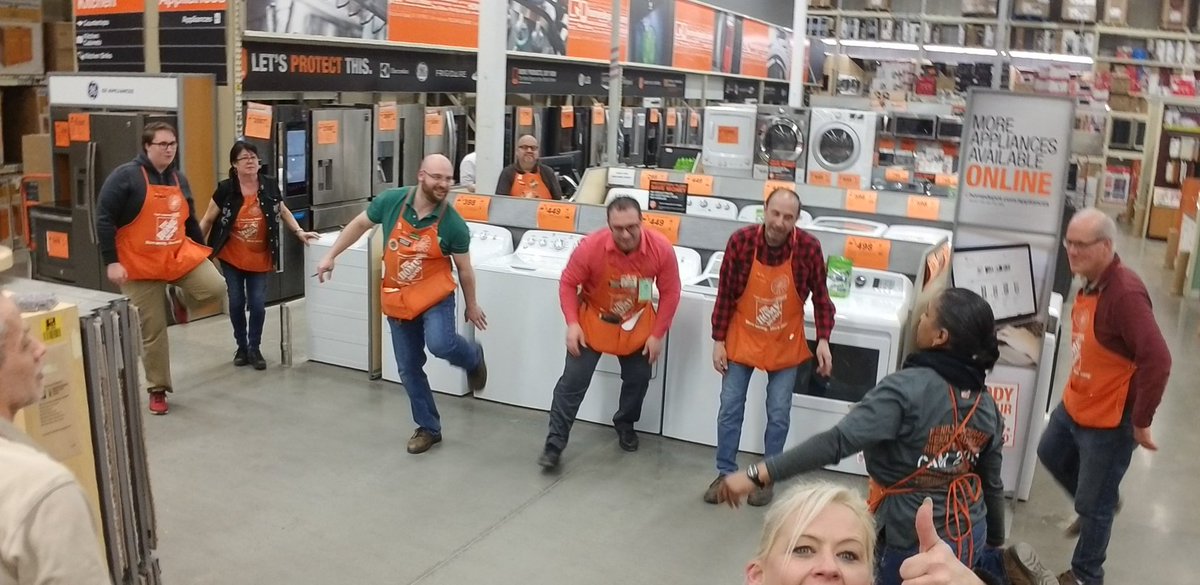 justkellyisfine's tweet photo. Closing meeting stretch and flex... even if you are winding down you still gotta warm up! #1271GettingItDone #SafetySelfie #105drives365 https://t.co/8xY6gYPupu