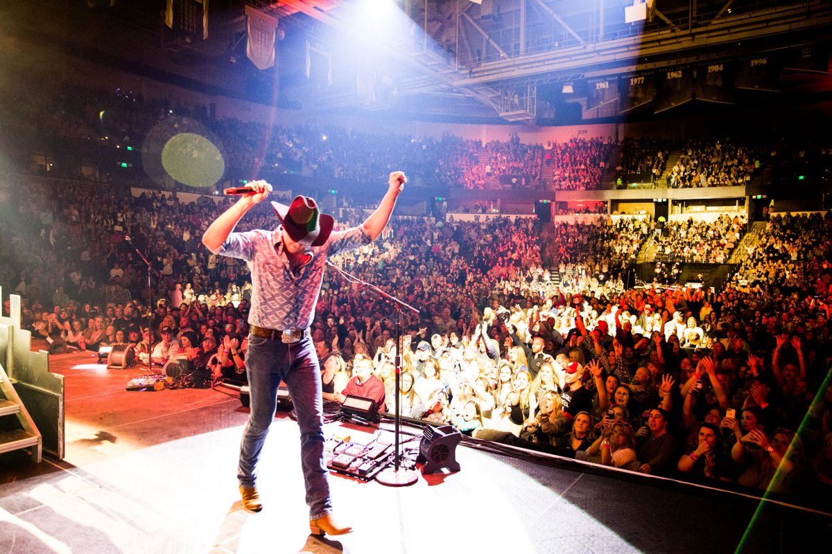 JonPardi's tweet photo. That's a wrap on the #LivinLikeHippiesTour. Thanks for having us out, @MirandaLambert! Had a great time with all you #Pardianimals on the road! https://t.co/nr3xlx1LbB