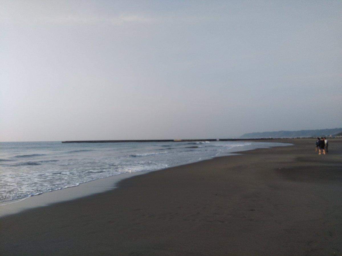 MArandoro's tweet photo. 静岡遠征二日目！
おはようございます！朝砂浜で運動しました！埼玉県民だから海見ると興奮する！ https://t.co/8stDp2f0UK