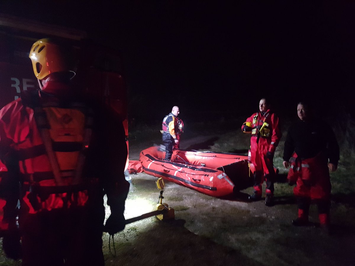 DerbyshireFRS's tweet photo. #buxton_blue wrapping things up after a very educational, and very cold!, water rescue night exercise this evening! #exercisebravo https://t.co/qZYH9MKALA