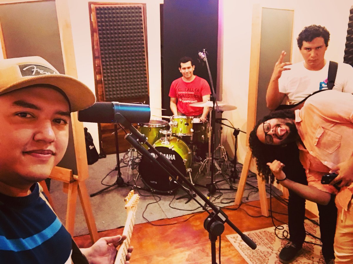 Aún no se olviden de que se viene la Sesión en vivo con Sesiones Acústicas con Naiot Espinoza tres nuevas canciones de Don Robinson! Gracias por apoyarnos en este viaje! 😎 
instagram.com/p/BgzYzxmg0zZ/