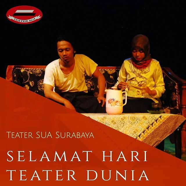 TeaterSua's tweet photo. Awal mulanya teater berasal dari upacara agama, nyanyian untuk mengenang pahlawan, ataupun dari kegemaran manusia mendengarkan cerita yang kemudian segala sesuatunya dikemas menjadi sebuah lakon drama, naskah, setting, aktor, dsb. Lalu menjadikannya seba… https://t.co/CsqA5qdAK1 https://t.co/X1BPM2KkGH