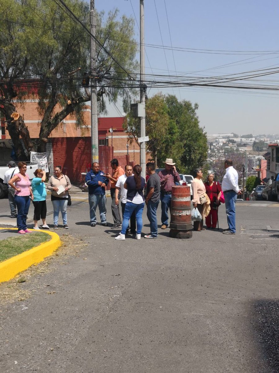DSPAtizapan's tweet photo. Servicios Públicos trabajando con pasión, Ricardo Hernández, director del áreas atiende las solicitudes y demandas de vecinos. @AnaBalderasMx @ATZciudadano https://t.co/7Pb4TQ5pyR