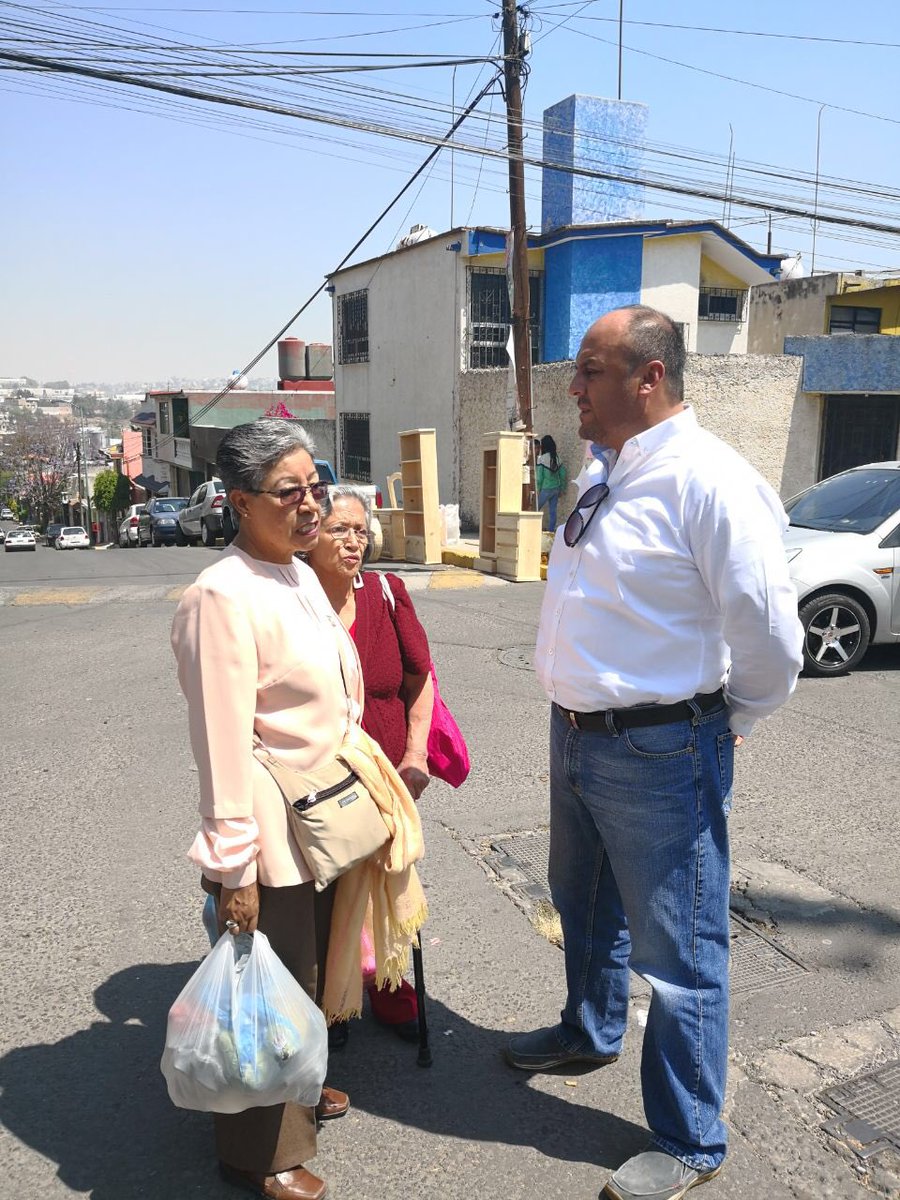 DSPAtizapan's tweet photo. Servicios Públicos trabajando con pasión, Ricardo Hernández, director del áreas atiende las solicitudes y demandas de vecinos. @AnaBalderasMx @ATZciudadano https://t.co/7Pb4TQ5pyR