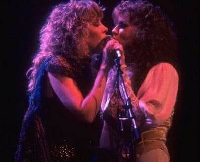 StevieNicks1025's tweet photo. *Stevie & Lori* @Rosesdaughter61 @gorgeousnicks @StevieNicksEdge @Rhiannon_999 @StevieNicksFans #StevieNicks #LoriNicks #vintagestyle https://t.co/d5dRUasCL7
